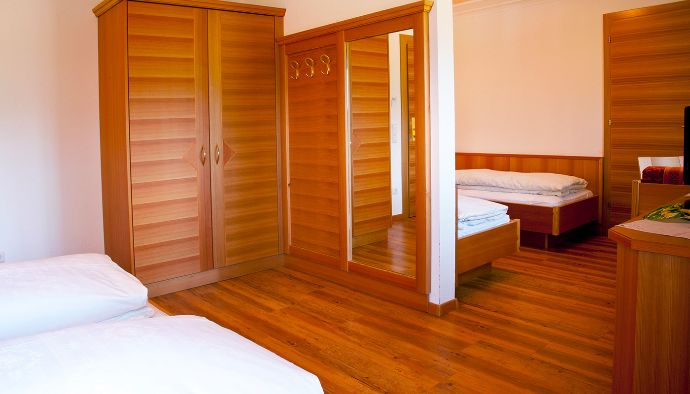 Pavimento in legno e mobili in una camera dell' Hotel Tannenhof