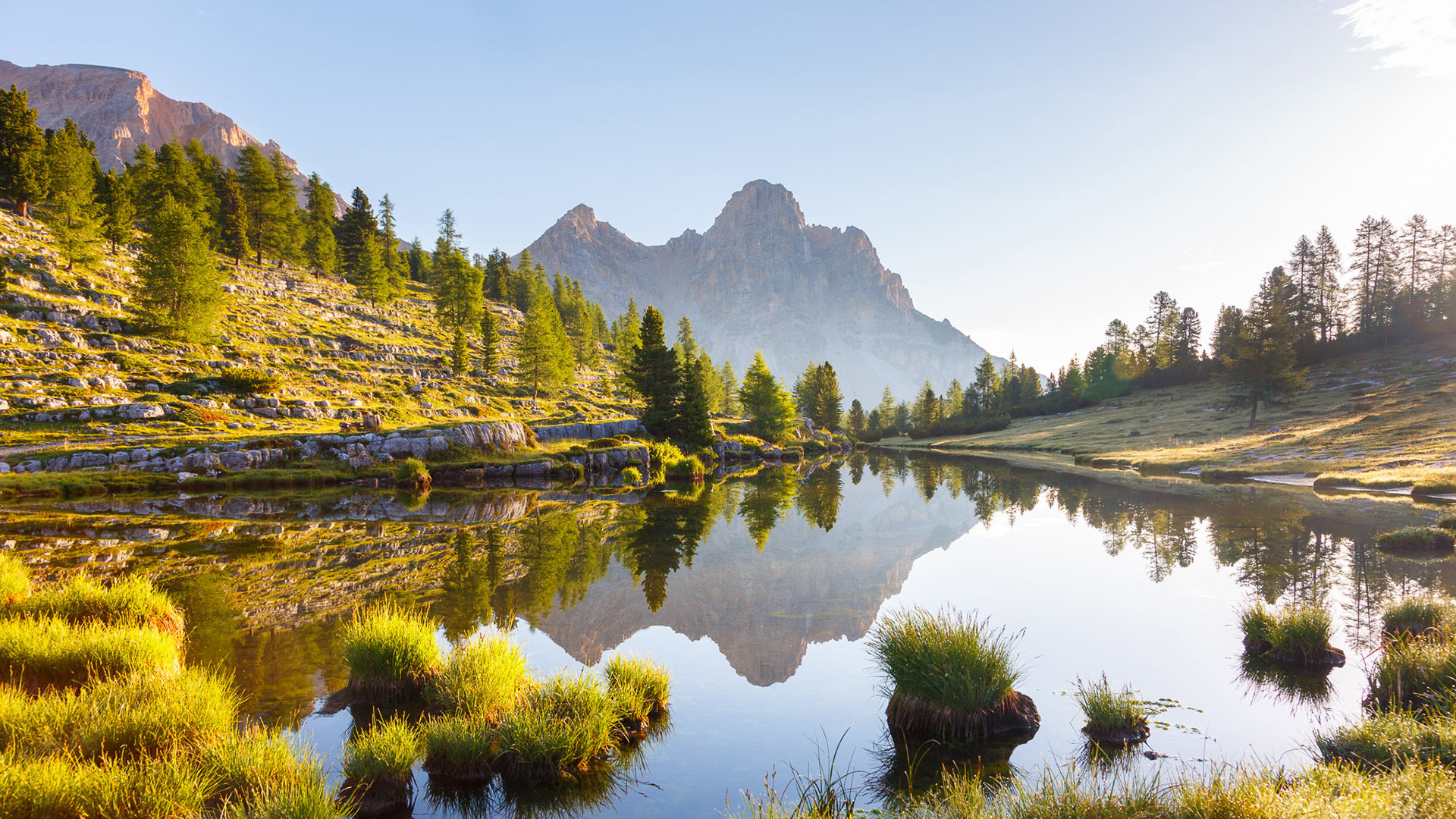 Majestätische Berge spiegeln sich im ruhigen Bergsee im Pustertal. Ideal für Ihren Sommerurlaub am Kronplatz.