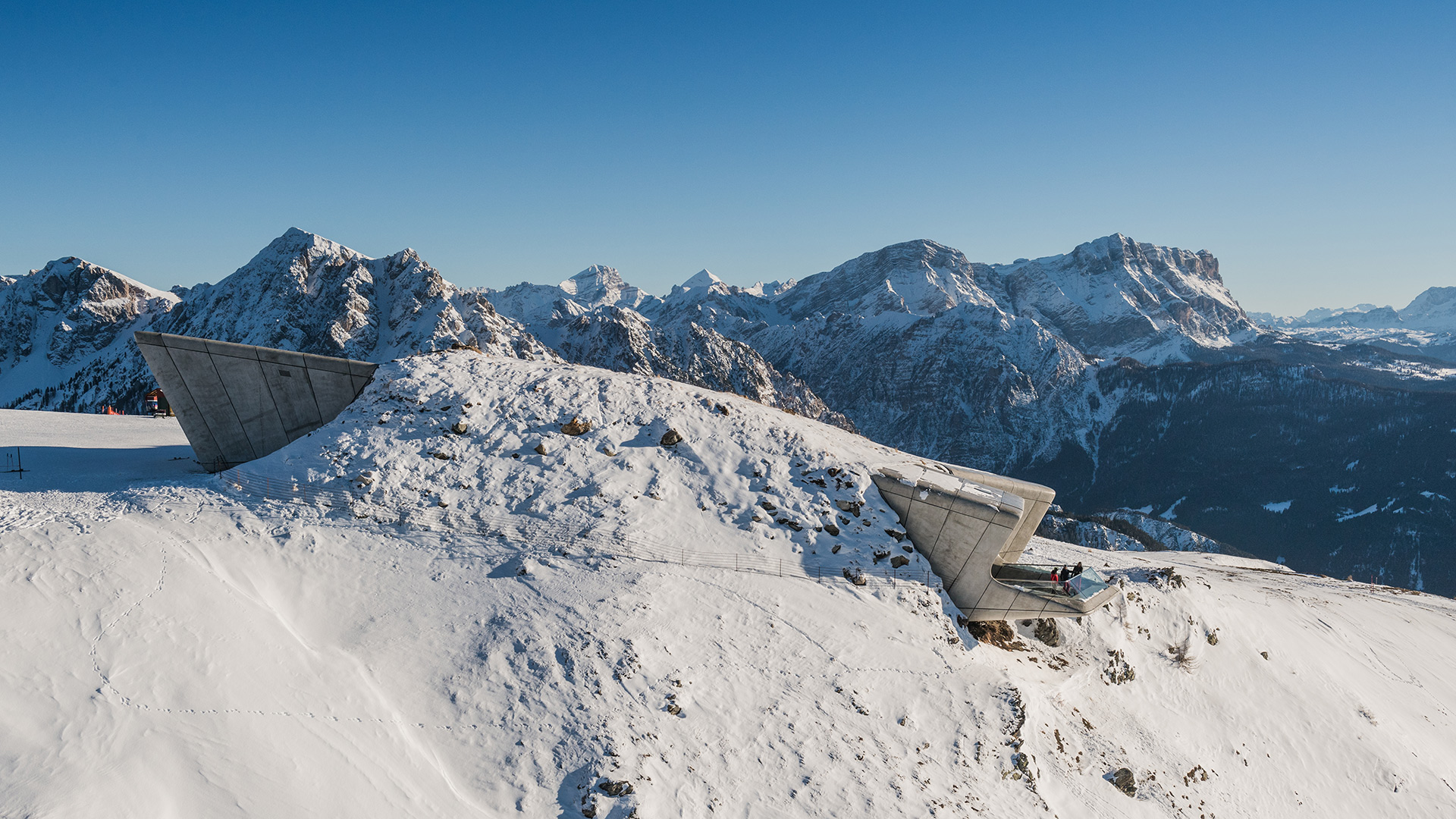 Das Messner Mountain Museum Corones am Kronplatz, umgeben von schneebedeckten Gipfeln und Tälern Südtirols.