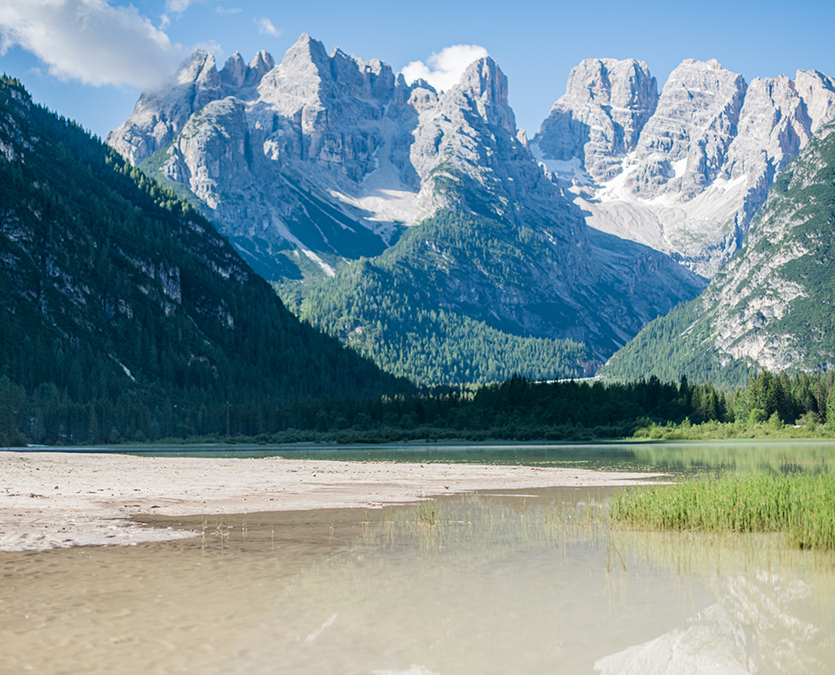 Panoramablick auf den Dürrensee im Pustertal mit majestätischen Dolomiten und grünen Wäldern.