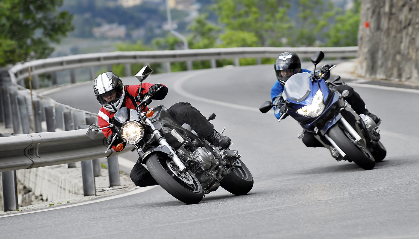 due motociclisti sulla moto in una curva nei pressi di Brunico