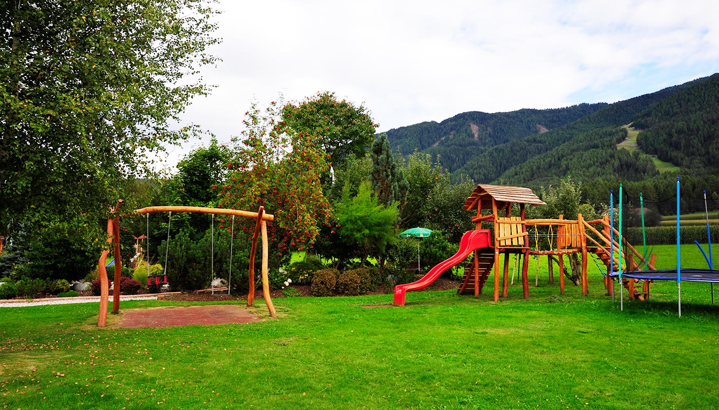 il parco giochi per bambini nel giardino dell'Hotel Tannenhof