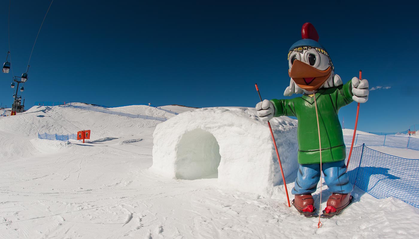 La mascotte dell'Hotel Tannenhof accoglie i bambini sulla pista da sci