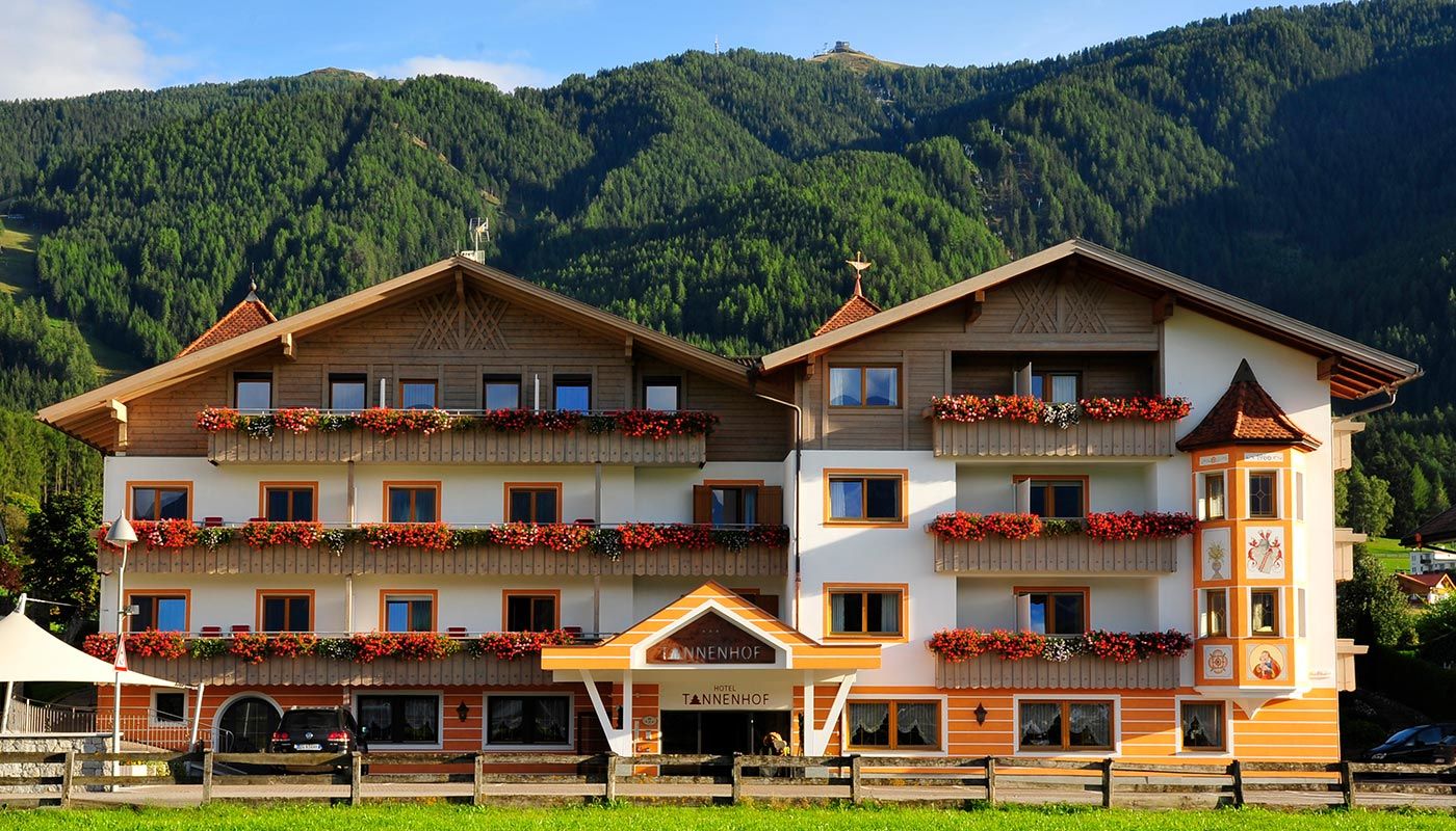 das Gebäude des Hotel Tannenhof von außen abfotografiert