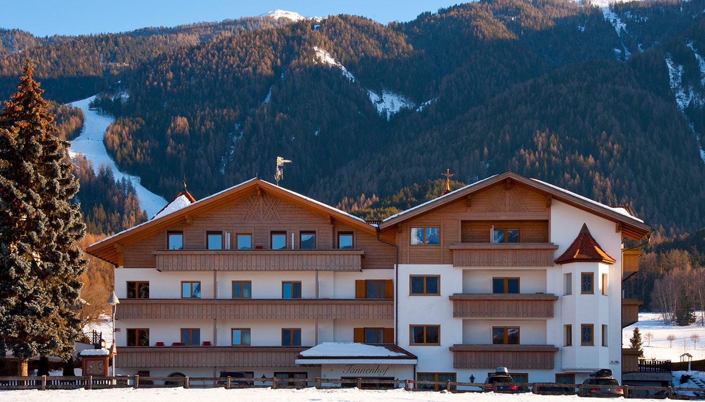 das Gebäude des Hotel Tannenhof im Winter