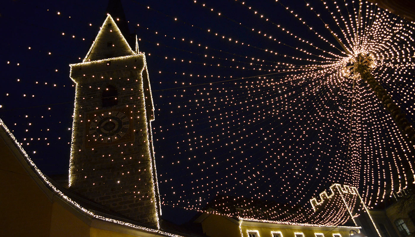Scorcio sulle luci di Brunico durante il periodo natalizio