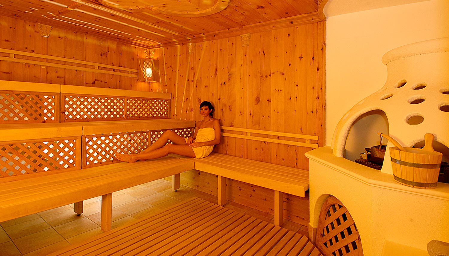 eine Hotelgästin in der finnischen Sauna des Hotel Tannenhof