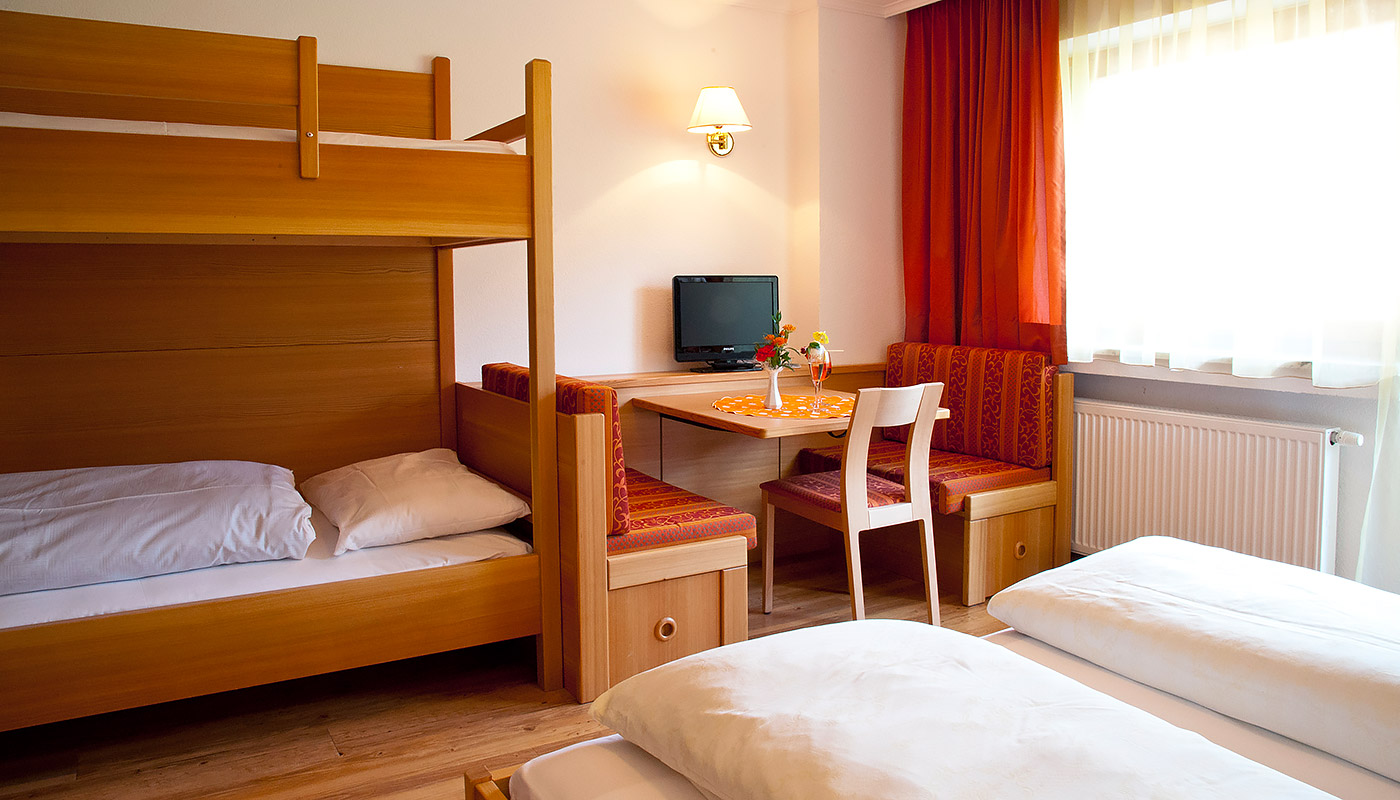 Zimmer mit Stockbett und Schreibtisch im Hotel Tannenhof